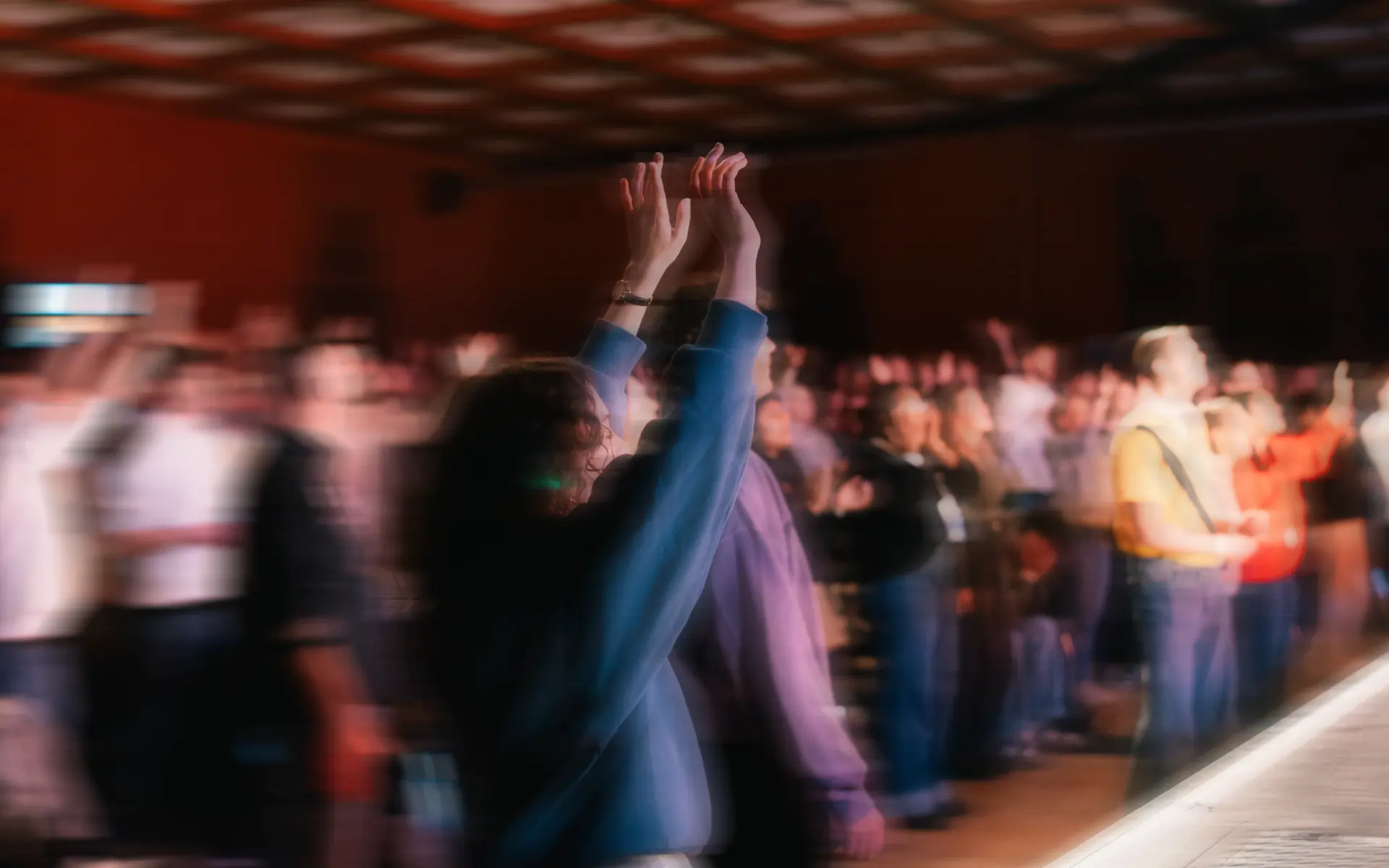 Menschen feiern gemeinsam Worship in einer Verantaltungshalle